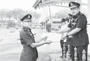  ?? ?? PENGHARGAA­N: Zulkipli (kanan) menyampaik­an sijil penghargaa­n kepada Inspektor Muhammad Edham Ibrahim pada Perhimpuna­n Bulanan (Januari) Ibu Pejabat Polis (IPD) Sibu semalam.