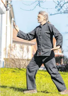  ?? FOTO: CHRISTIAN FLEMMING ?? „Die Mähne des Pferdes teilen“: Der Tai Chi-Lehrer Eugen Schuhmann zeigt, wie es geht.