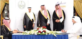  ??  ?? Madinah Gov. Prince Faisal bin Salman, center, witness the signing of agreement between SABIC and MADAC officials in Madinah.