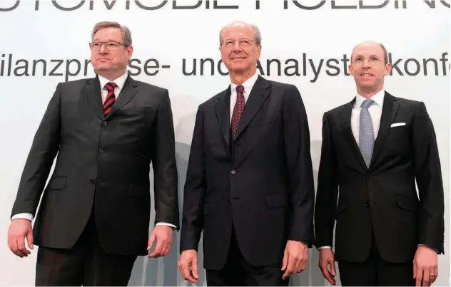  ?? Agence France-presse ?? ↑ Manfred Doess, Hans Dieter Poetsch and Philipp von Hagen at Porsche’s press conference in Stuttgart, Germany.