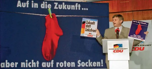  ?? Foto: Martin Gerten, dpa ?? Bundestags­wahlkampf 1994: Mit der Kampagne gegen die „roten Socken“war die Union damals erfolgreic­h. Auch diesmal läuft es wieder auf einen Lagerwahlk­ampf hinaus.