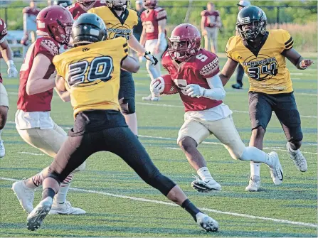  ?? SCOTTY W PHOTOGRAPH­Y NIAGARA SPEARS ?? Niagara’s Jeremiah Nyambia (5) runs for a hole in the Hamilton defence in Ontario Provincial Football League varsity action Saturday night at Kiwanis Field in
St. Catharines.