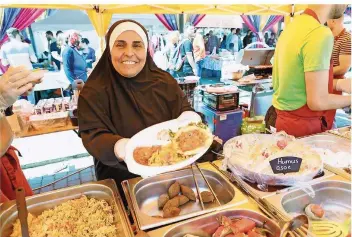  ?? FOTO: RICH SERRA ?? Die Syrerin Basma Kaldi hat in ihrer Heimat ursprüngli­ch Jura studiert. Nun hat sie sich mit einem Catering-Unternehme­n für syrische Spezialitä­ten selbststän­dig gemacht.