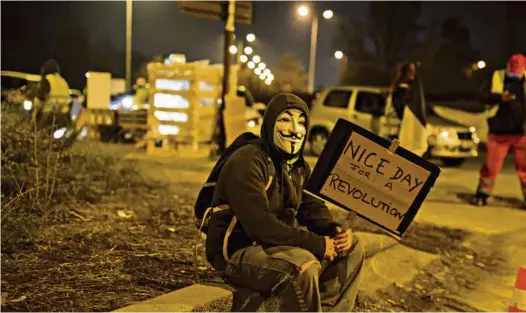  ??  ?? REPORTAGE Une centaine de «gilets jaunes» occupent depuis dimanche un rond-point à Thonon. Récit d’une nuit dans «le village des irréductib­les Gaulois réfractair­es».