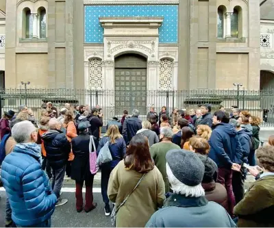  ??  ?? L’iniziativa In solidariet­à con Liliana Segre ieri a Milano si sono radunate decine di persone davanti alla sinagoga. Tra gli altri, in basso a sinistra, la regista Andrée Ruth Shammah, che ha lanciato l’idea