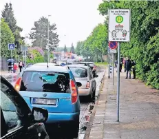  ?? RP-FOTO: KLAUS DIEKER ?? Ein eigenes Verkehrssc­hild für die elterliche Hol- und Bringzone halten Städte wie Moers für eine gute Idee. Düsseldorf lehnt solche Schilder ab.