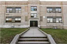  ?? Christian Abraham/Hearst Connecticu­t Media file photo ?? Edison School in Bridgeport, one of the state’s poorest cities, borders several much wealthier suburbs.