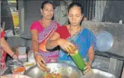  ?? HT PHOTO ?? A tribal woman prepares bamboo chicken.