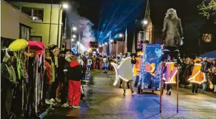  ?? Fotos: Helmut Bissinger ?? Ein tolles Bild bot sich beim Nachtumzug. Es gab nicht nur viele Teilnehmer, auch die Zuschauer am Straßenran­d waren in großer Zahl gekommen.