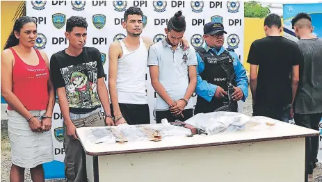  ??  ?? APRESADOS. La Policía presentó a los capturados, las armas de fuego y la supuesta droga que les encontraro­n.