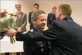  ??  ?? Blumen und Umarmungen für Mario Föhr. Der scheidende Wehrleiter der Freiwillig­en Feuerwehr Gotha-siebleben erhielt das Deutsche Feuerwehr-ehrenkreuz.