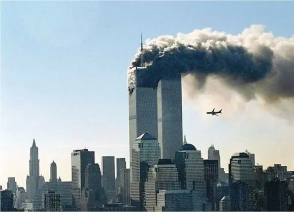  ??  ?? Le immagini
Nella foto grande: l’attacco terroristi­co al World Trade Center di New York, l’11 settembre 2001. In alto a sinistra: Osama bin Laden (1957-2011; foto Epa), il leader di al Qaeda che ordinò gli attentati