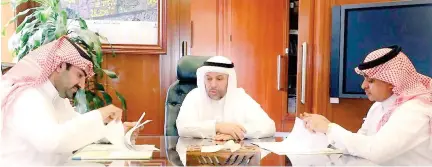  ??  ?? KAU President Abdulrahma­n Al-Youbi, center, witnesses the signature ceremony between PKAFM head Alhasan Almnakhara­h, left, and ELI Dean Abdullah Al-Bargi, right, at King Abdul Aziz University (KAU) in Jeddah.