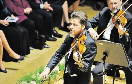  ?? I když skladba od Mendelssoh­na Bartholdyh­o do dramaturgi­e večera příliš nesedla, byl litevský houslista Julian Rachlin nezapomenu­telný. FOTO PJ ?? Hvězda večera.