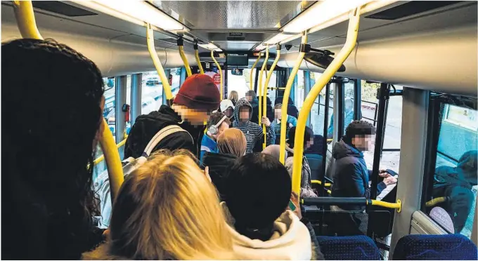  ?? FOTO: FREDRIK PEDERSEN ?? FULLT: Varden var mandag med på en busstur fra Landmannst­orvet.