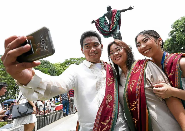  ?? —NIÑO JESUS ORBETA ?? TRIPLE TREAT Lorelei Aquino (center), who graduated with a business management degree at the University of the Philippine­s Diliman, is joined by fellow UP graduates, son Mark Romeo (BS chemical engineerin­g, cum laude) and daughter Lorielle Ann (BS biology, cum laude), for a selfie session on campus.