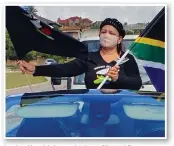  ??  ?? Lenise Hendricks as deel van Mossel Bay Concerned Women tydens hulle deelname aan ‘n optog teen geslagsgeb­aseerde geweld.