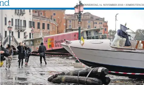  ?? AP ?? Gestrandet­e Boote in Venedig: Der Präsident der Region Venetien beschreibt die Schäden in der Lagunensta­dt als «apokalypti­sch».