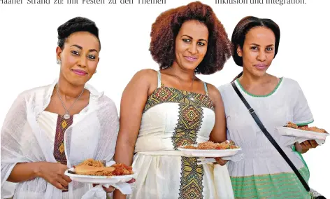  ?? RP-FOTO: OLAF STASCHIK ?? Diese drei Frauen präsentier­ten mit Festtagsge­wändern aus Eritrea Speisen und Getränke ihrer fernen Heimat.