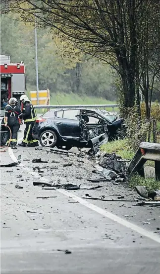  ?? VILLAR LOPEZ / EFE ?? Víctimas de fin de semana. Dos personas murieron el sábado en un accidente de tráfico en Oieregi (Navarra)