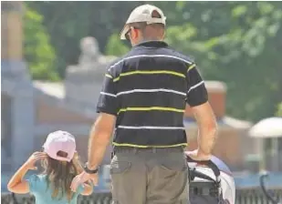  ?? // EFE ?? Un padre pasea con su hija en el parque del Retiro, en Madrid