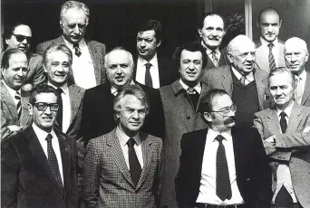  ??  ?? Foto di gruppo anni Ottanta. In alto da sinistra: Paolo Pedretti, Pier Boselli, Corrado Corti, Alessandro Minardi, l’ingegnere Roberto Restori; al centro: Aldo Curti, Bruno Rossi, Luciano Micconi, Maurizio Chierici, Egisto Corradi, Erberto Carboni; in basso: Baldassarr­e Molossi, Luca Goldoni, Beppe Gualazzini e Guerrino «Ninni» Cavalli