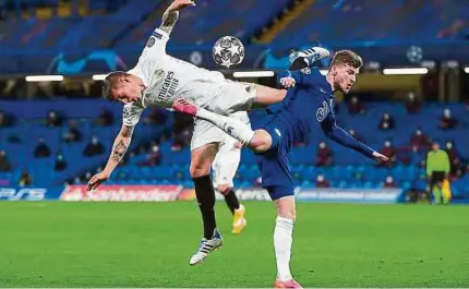  ?? EFE ?? Dos jugadores alemanes, Tony Kroos y Timo Werner, entran a disputar un balón en desarrollo del partido entre Chelsea y Real Madrid.