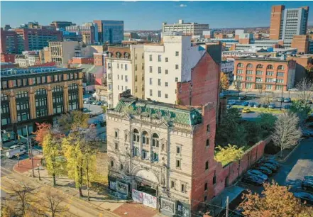  ?? JERRY JACKSON/BALTIMORE SUN ?? Yonah Zahler will incorporat­e the face of the old Mayfair Theatre into an apartment complex on otherwise vacant land at Howard and Franklin streets.