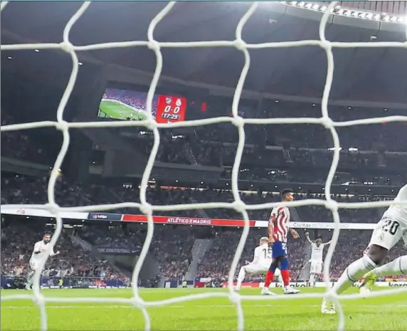 ?? ?? Vinicius celebró así el gol de Rodrygo en el primer tiempo, que adelantó al Madrid en el marcador de un derbi con un ambiente muy crispado.