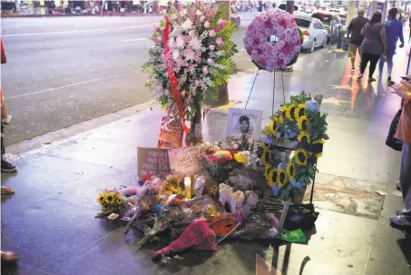  ?? Chris Delmas / AFP / Getty Images ?? A memorial grows next to Aretha Franklin’s star on the Hollywood Walk of Fame. She died Thursday at her home in Detroit.