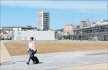  ?? PERE DURAN / NORD MEDIA ?? Una pasajera camina por el tramo abierto al público del Parc Central de Girona