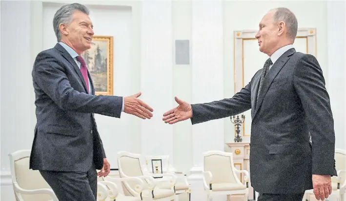  ??  ?? Saludo. Vladimir Putin recibe a Mauricio Macri en el Kremlin. El Presidente le habló de América latina como “una región de paz y democracia, salvo Venezuela”. Putin no dijo nada.