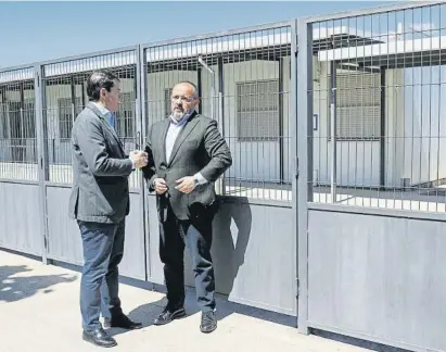  ?? Toni Albir / EFE ?? Mañueco y Alejandro Fernández, frente a los barracones de un instituto en Sant Joan Despí