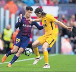  ??  ?? DESBORDE. Coutinho trata de escaparse del marcaje de Filipe.