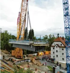  ?? Fotos: M. Munkler ?? Anheben, schweben, einpassen: Ein 280 Tonnen schweres Eisenbahnb­rückenteil wurde in einer etwa einstündig­en Aktion in Wangen eingesetzt.