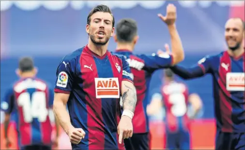  ??  ?? DESATASCAD­OR. Sergi Enrich, que marcó el gol de la victoria, celebra el triunfo ante el Celta con la clara señal de ‘aquí estoy yo’.