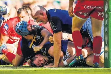  ?? Photo Icon Sport ?? Le pilier Cian Healy a inscrit le deuxième essai des Irlandais, soutenu par l’homme du match Scott Fardy et Devin Toner. Le tout sous les yeux de Gallois impuissant­s.