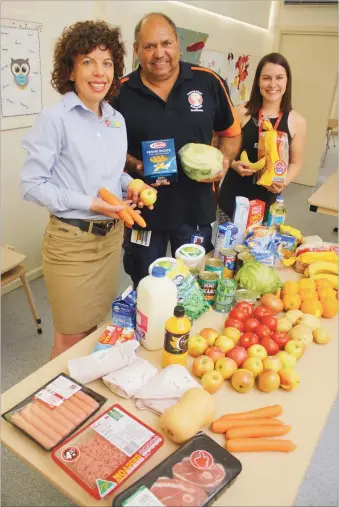  ?? PHOTO: DUBBO WEEKENDER ?? Moree-based North West Nutrition accredited practising dietitian and investigat­or/ researcher on the survey Pollyemma Antees, Western NSW LHD Aboriginal Health Practition­er and Marang Dhali (eating well) facilitato­r Craig Johnson and Australian Red...