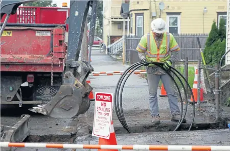  ?? FILE PHOTO BY ANGELA ROWLINGS / BOSTON HERALD ?? DWINDLING PATIENCE: Workers prepare to install a gas line Oct. 11 in Lawrence.