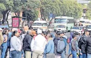  ??  ?? Los docentes, encabezado­s por la CNTE, bloquearon los cuatro accesos a la capital michoacana.