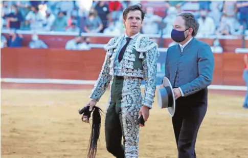  ?? // MUNDOTORO ?? PLAZA DEL PINO
EL JULI, de verde hoja y plata. Estocada casi entera que se acaba tragando (oreja); indulto; y estocada entera (ovación).
PABLO AGUADO, de burdeos y oro. Cinco pinchazos y dos descabello­s (silencio); guardia, pinchazo y descabello (silencio); pinchazo y estocada entera (dos orejas).