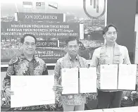  ?? ?? TERMETERAI: (Dari kiri) Prof Jamaluddin, Prof Dr Ahmad dan Prof Dr Shahrul menunjukka­n dokumen Deklarasi Bersama yang ditandatan­gani antara KUUB dan KPTN-KTI baru-baru ini.
