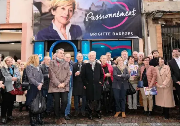  ??  ?? Les militants devant le QG de Campagne