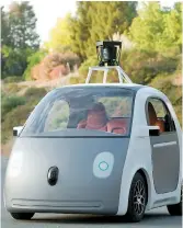  ??  ?? Le grand rival d’Apple, Google, est engagé dans un projet de voiture sans conducteur qui serait prête à être testée en ville dès cette année.
