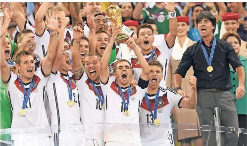  ?? FOTO: DPA ?? Ein großer Tag: Das deutsche Team feiert mit Trainer Joachim Löw (rechts) den WM-Titel 2014 in Rio.