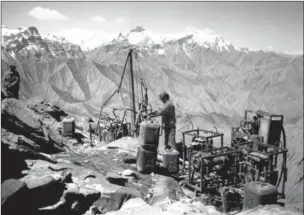  ?? TA XUAN / FOR CHINA DAILY ?? Wildcatter­s of China National Petroleum Corp drill on a mountain in Xinjiang.