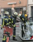  ?? Foto: Jörg Heinzle ?? Der Brand in der Karolinens­traße be‰ schäftigt die Augsburger Feuerwehr seit Tagen.