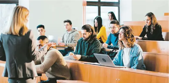  ?? FoTo SHUTTERSTo­Ck ?? Co dělají školy pro to, aby se v nich učilo beze strachu?
Aktualizuj­í své bezpečnost­ní plány, zavádějí informační systémy pro varování, některé zvažují vstupy na kartu.