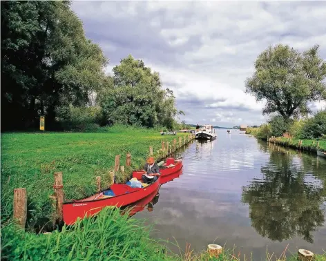  ?? FOTO: DPA ?? Die Müritz ist ideal für Freizeitpa­ddler – ob sie nun kurze Schnuppert­ouren unternehme­n oder ihr Boot bis zur Nationalpa­rkgrenze steuern wollen.