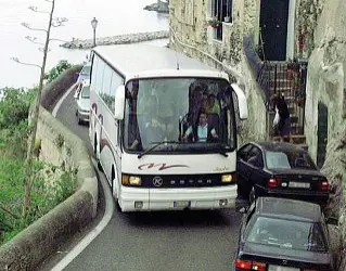  ?? ?? Disagi Scene di ordinario ingorgo in Costiera amalfitana soprattutt­o durante le stagioni primaveril­i ed estive